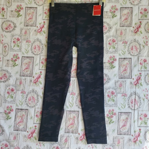 SPANX Pants - NWT Spanx Look‎ At Me Now Seamless Black Camo Leggings High Rise Women's Sz L
